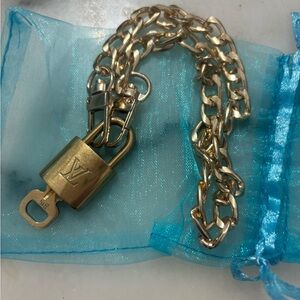 🩶SOLD—louuis Vuitton Lock & key🤎
